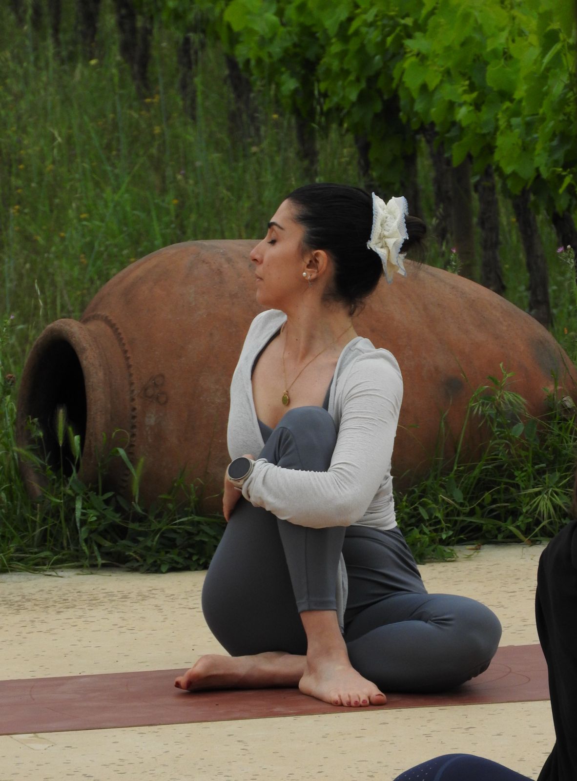Cristina — yoga en viñedo, SUKHA en cualquier parte